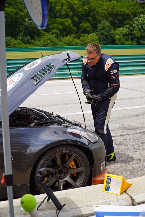 Pit crew checking over the 2007 Nissan 350Z