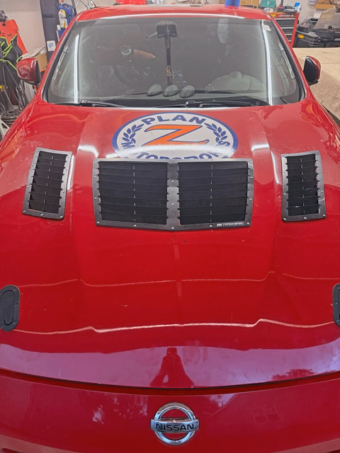 Hood vents on the 2011 Nissan 370Z